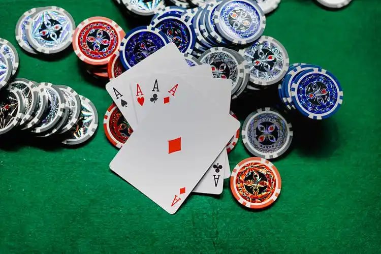 Meja Three Card Poker dengan kartu dan chip di paus 4d